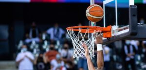 Złote dekady NBA – najważniejsze momenty lat 80. i 90 11 basketball going through hoop during game 2023 11 27 05 06 48 utc