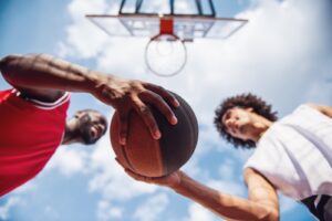 Przejście z ligi amatorskiej do zawodowej – jak wygląda ten proces? 12 guys playing basketball 2024 10 19 01 33 09 utc