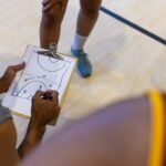 Psychologia rywalizacji w koszykówce – jak kontrolować emocje podczas meczu? 9 trener przygotowujący zawodników